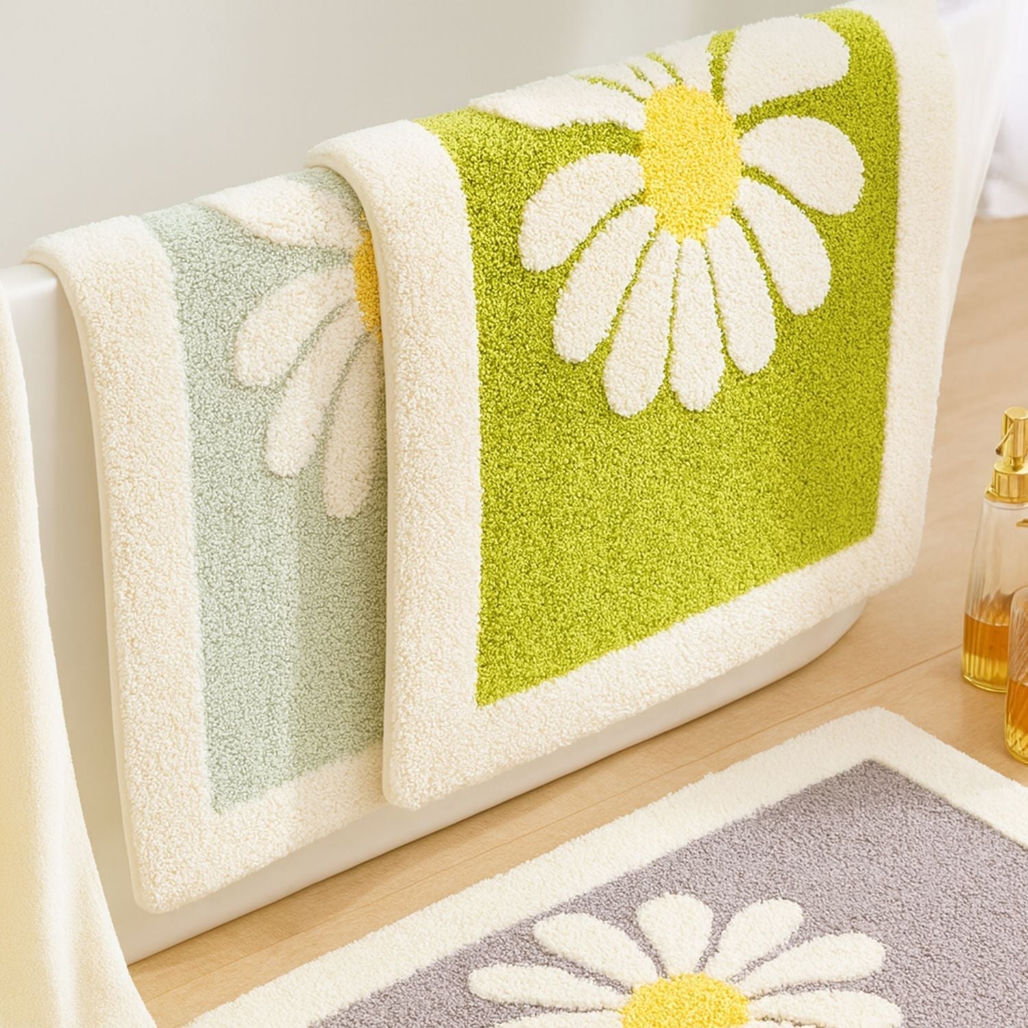 Charming Daisy Bloom | Non-Slip Bath Mat with Soft Microfibre | Plush Comfort for Cozy Spaces 4